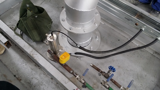 正在安裝的浮法玻璃生產(chǎn)線(xiàn)退火窯出口紅外測(cè)溫儀DT40L